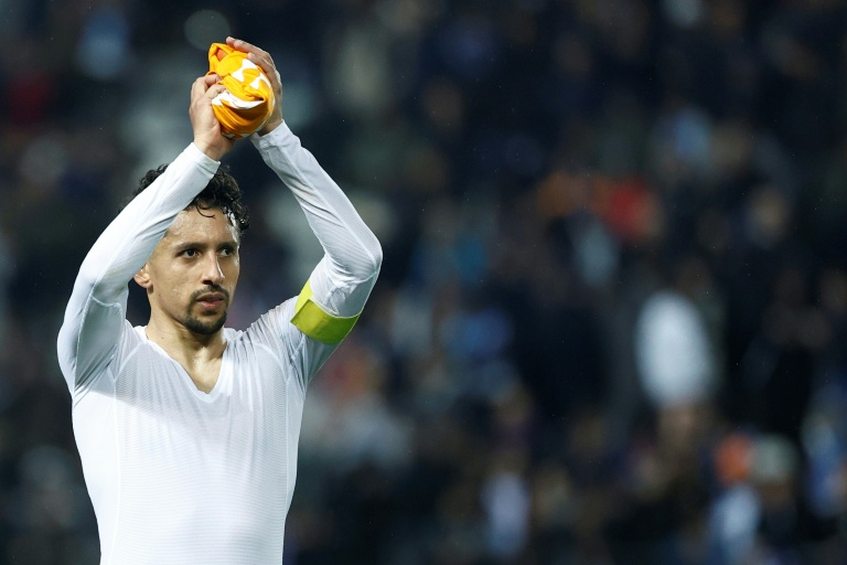 Le capitaine du Paris Saint-Germain Marquinhos salue ses supporters après la défaite dimanche contre le PFC au Stade Jean Bouin.