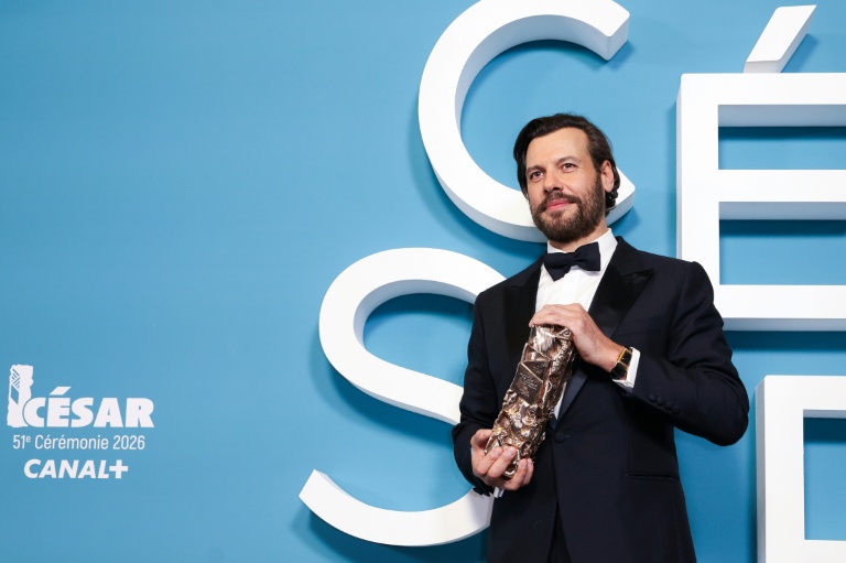 L'acteur français Laurent Lafitte pose avec son César du meilleur acteur lors de la 51ème cérémonie des César, le 26 février 2026 à Paris