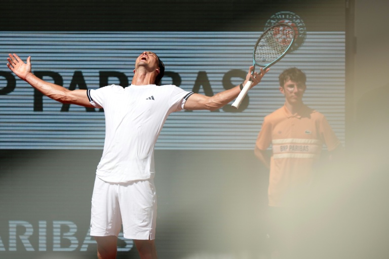 Alexander Zverev exulte après sa victoire sur Benjamin Bonzi sur le court central Philippe-Chatrier à Roland-Garros, le 24 mai 2026