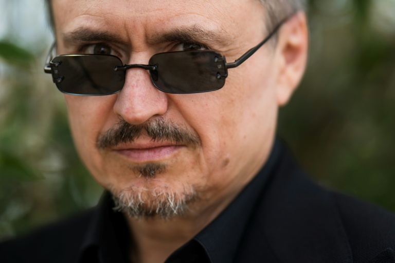 Le cinéaste roumain Cristian Mungiu pose au 79e festival de Cannes le 13 mai 2026