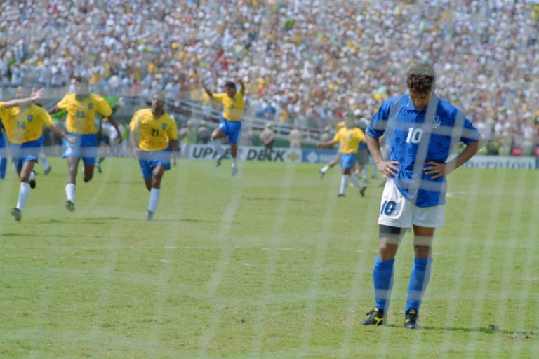 Le 17 juillet 1994 à Pasadena, Roberto Baggio vient de rater son penalty lors de la séance des tirs au but face au Brésil, sacré chammpion du monde pour la quatrième fois