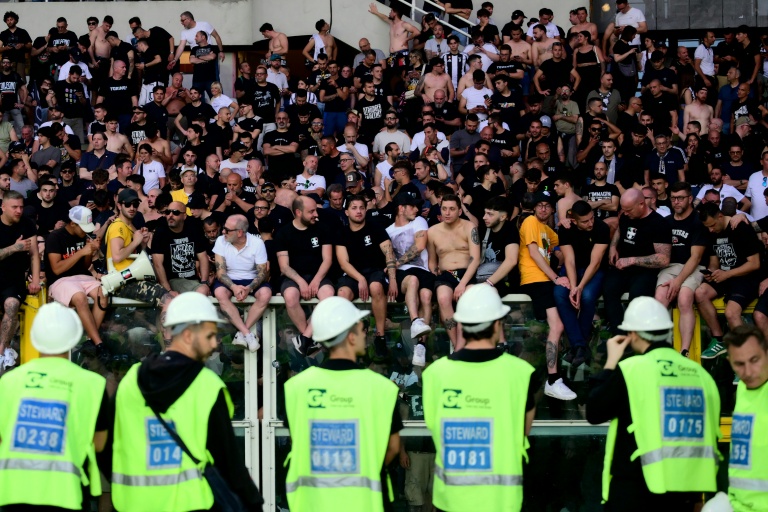 Des supporters de la Juventus Turin en attente d'une décision sur le coup d'envoi du match entre le Torino et la Juve le 24 mai 2026 au Stade olympique de Turin