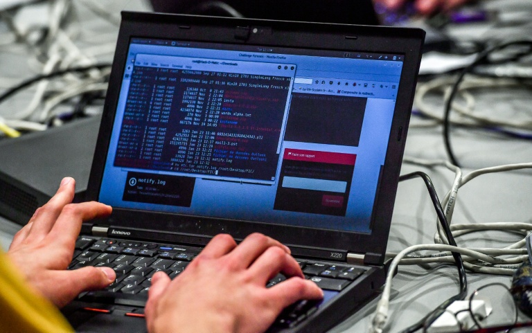 L'Assemblée a aussi approuvé un article élargissant la possibilité pour les renseignements de recourir à des algorithmes, pour traquer et exploiter des données de connexions sur le web