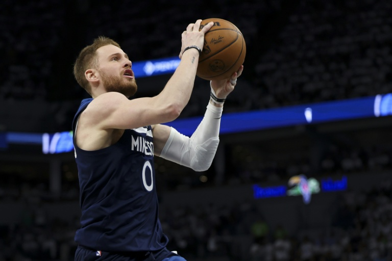L'arrière des Wolves Donte DiVincenzo, en action le 14 mai 2025 à Minneapolis, est forfait pour la série de play-ofs contre les Spurs
