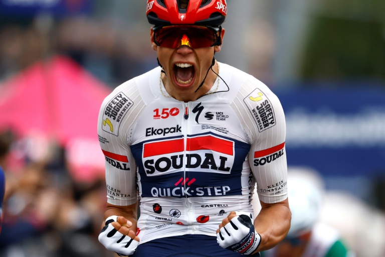 Le Français Paul Magnier explose de joie en remportant la 1re étape du Tour d'Italie le 8 mai 2026 à Bourgas, en Bulgarie