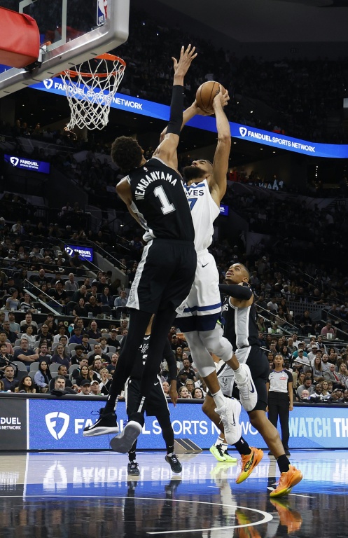 Wemby tente de contrer Rudy Gobert lors de son déplacement avec les Wolves à San Antonio, le 2 novembre 2024