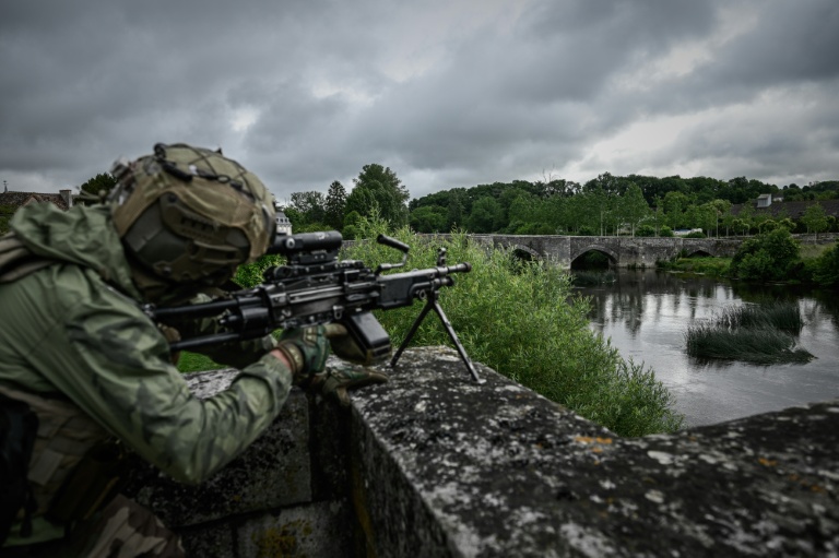 Un parachutiste du 2e régiment étranger de parachutistes (2e REP) en position depuis un parapet lors d'un exercice de défense de pont à Saint-Savin, dans la Vienne, le 17 mai 2026