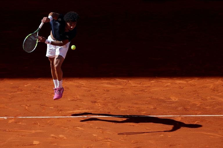 Le Français Arthur Fils au service face à l'Italien Jannik Sinner lors de leur demi-finale du Masters 1000 de Madrid, le 1er mai 2026