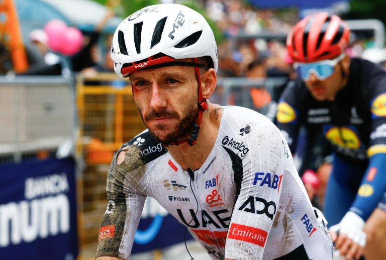 Le Britannique Adam Yates (UAE), pris dans la chute collective, à son arrivée lors de la 2e étape du Giro, à Veliko Tarnovo (Bulgarie), le 9 mai 2026