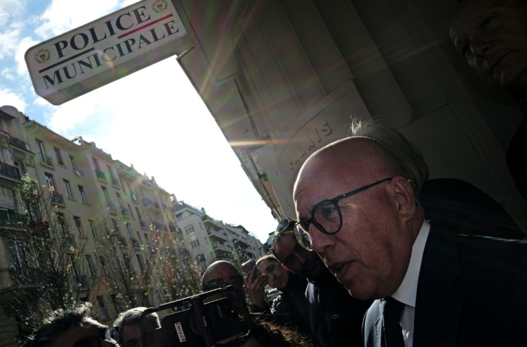 Éric Ciotti, le maire de Nice, s'adresse aux médias lors d'une visite dans le quartier de la rue Trachel, dans le cadre d'une opération policière visant à lutter contre le trafic de drogue, à Nice, le 1er avril 2026