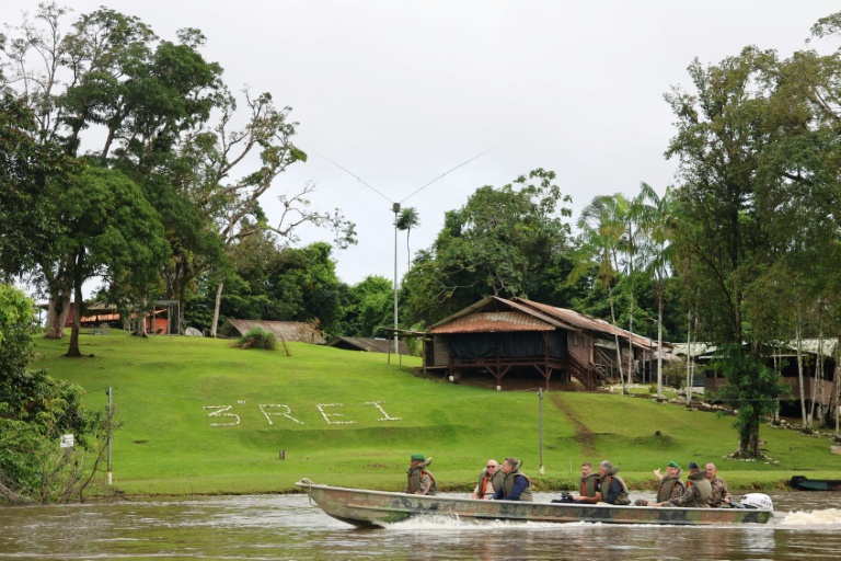 Une délégation préfectorale arrive par bateau à Camopi, ville frontalière avec le Brésil, où les habitants protestent contre les passages de frontière des orpailleurs illégaux, le 11 mai 2026 en Guyane