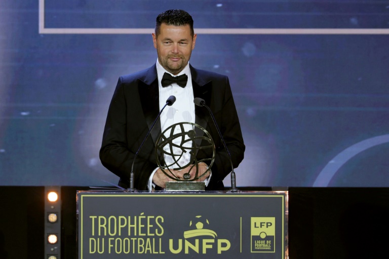 L'entraîneur de Lens Pierre Sage reçoit son trophée de meilleur entraîneur de la saison, le 13 mai 2026 à Paris