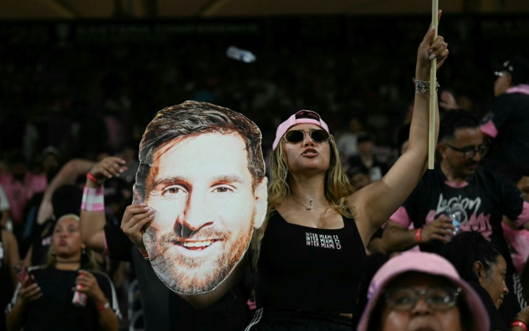 Une supportrice de l'Inter Miami tient une pancarte à l'effigie de Lionel Messi lors du match de MLS opposant l'Inter Miami au Philadelphia Union au Nu Stadium de Miami, en Floride, le 24 mai 2026