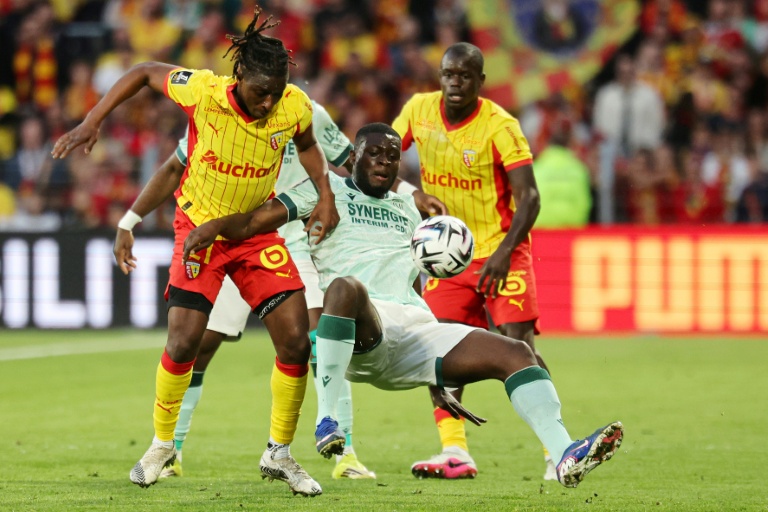 Les Lensois Amadou Haidara et Malang Sarr tentent de stopper le milieu nantais Mohamed Kaba lors de la victoire du Racing à Bollaert, le 8 mai 2026