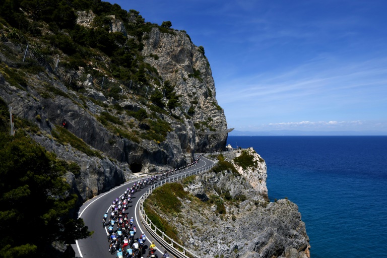Le peloton longe la Méditerranée près du cap de Noli, lors de la 12e étape du Tour d'Italie, le 21 mai 2026