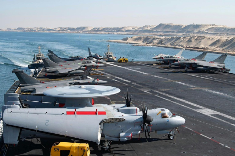 Photo diffusée par la Marine nationale le 6 mai 2026 montrant le pont d'envol du porte-avions Charles de Gaulle  traversant le canal de Suez vers le sud de la mer Rouge afin de se prépositionner pour une éventuelle mission dans le détroit d'Ormuz