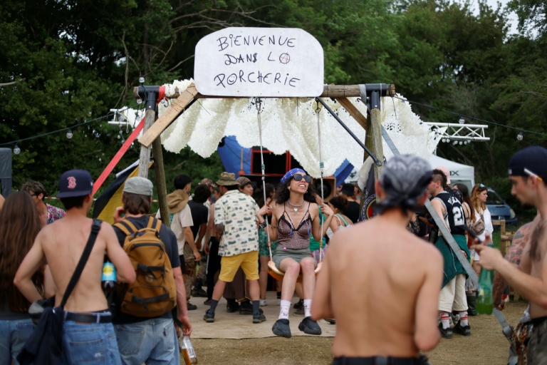 Des participants à une free party sur un site militaire à Cornusse, près de Bourges, le 2 mai 2026