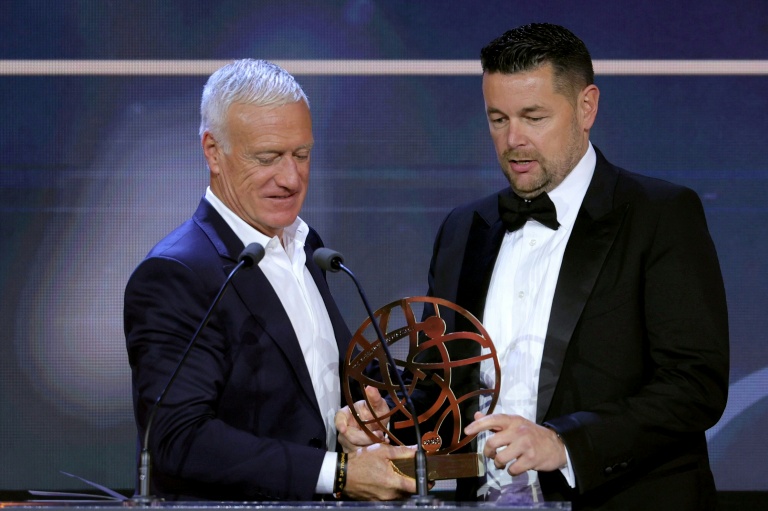 Didier Deschamps (à gauche) remet le trophée de meilleur entraîneur à Pierre Sage, le 11 mai 2026 à Paris
