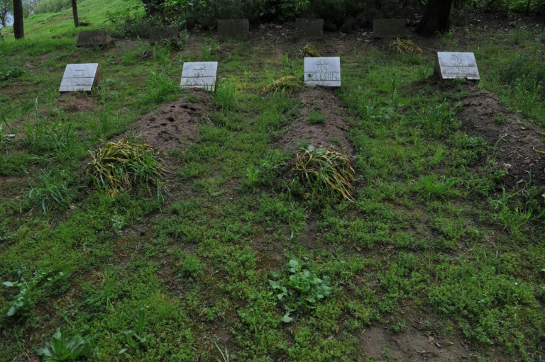 Les tombes de quatre des sept moines tués dans la nuit du 26 au 27 mars 1996 au monastère de Tibhirine, le 26 avril 2010 en Algérie