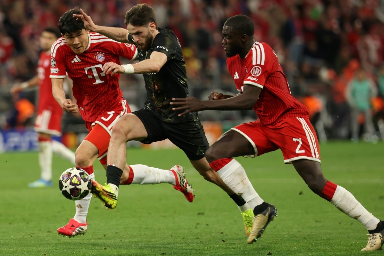 L'attaquant du PSG Khvicha Kvaratskhelia s'infiltre entre les défenseurs du Bayern Min-jae Kim et Dayot Upamecano lors du match nul contre le Bayern en demi-finale de la Ligue des champions, le 6 mai 2026 à Munich