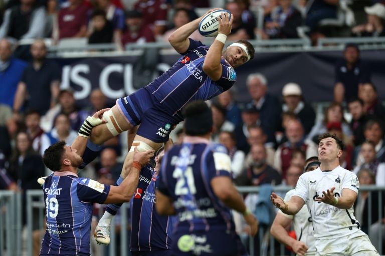 Le troisième ligne de Bordeaux-Bègles Bastien Vergnes-Taillefer balle en main lors de la demi-finale de Champions Cup dimanche à Bordeaux contre les Anglais de Bath.