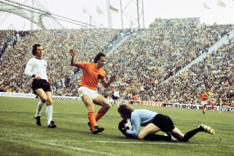 Le 7 juillet 1974, l'Allemagne de Franz Beckenbauer (à gauche) et de Sepp Maier (à droite) met en échec les Pays-Bas de Johan Cruyff (au centre) en finale de la Coupe du monde à Munich