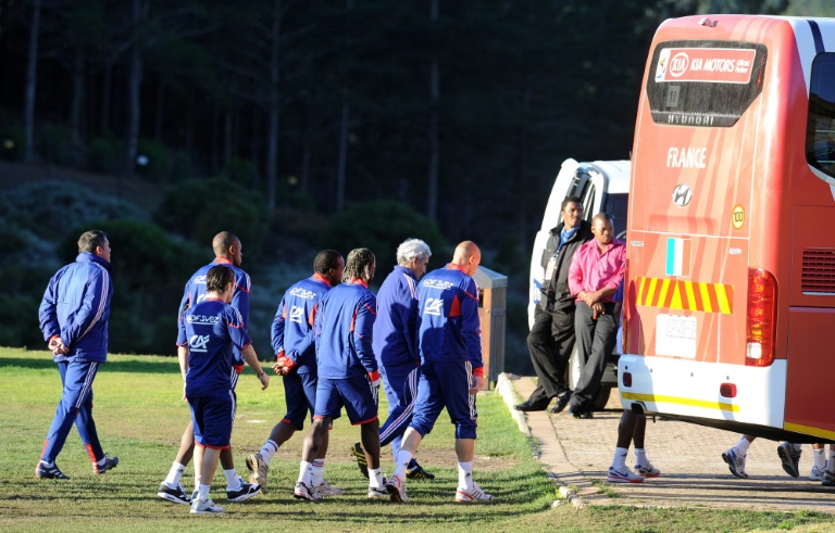 Le 20 juin 2010 à Knysna, en Afrique du Sud, les joueurs de l'équipe de France rejoignent leur car. Ils refuseront de s'entraîner et se mettront en grève pour protester contr le renvoi de l'attaquant Nicolas Anelka