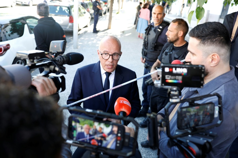 Le maire de Nice, Éric Ciotti, s'adresse à la presse sur les lieux où deux personnes ont été tuées et trois autres blessées lors d'une fusillade dans le quartier des Moulins à Nice, le 11 mai 2026