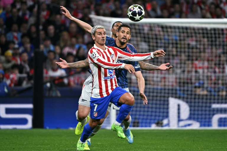 Antoine Griezmann emmène le ballon devant William Saliba lors de la demi-finale aller de Ligue des champions entre l'Atlético Madrid et Arsenal, le 29 avril 2026 à Madrid