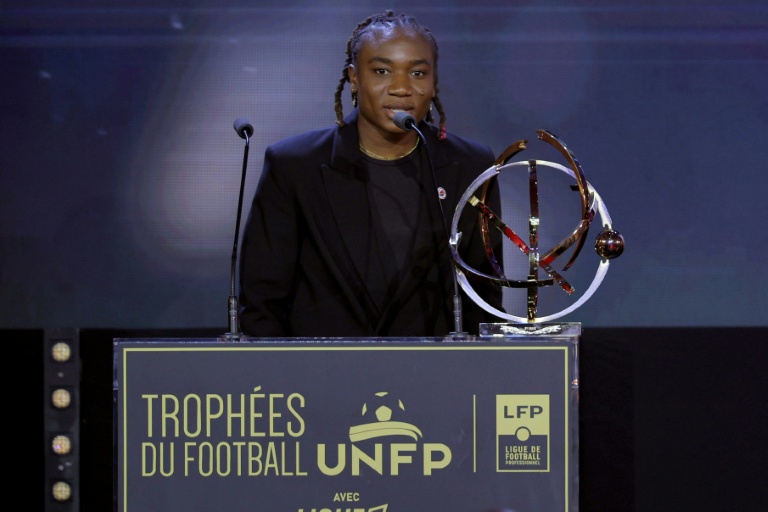 Melchie Dumornay reçoit le trophée de meilleure joueuse du Championnat de France, le 11 mai 2026 à Paris