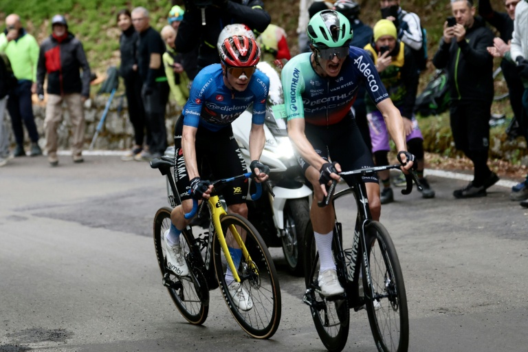 L'Autrichien Felix Gall emmène dans sa roue le Danois Jonas Vingegaard à l'approche de l'arrivée de la 9e étape du Giro, le 17 mai 2026 au sommet du Corno alle Scale