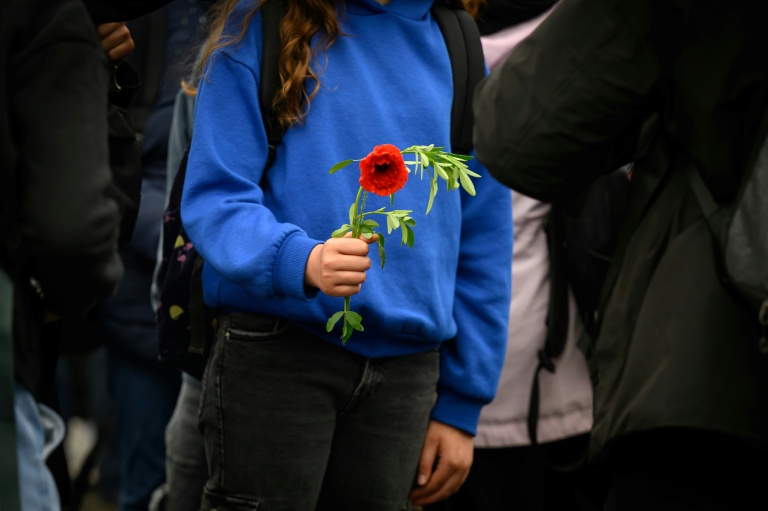Une élève du collège Libertaire Rutigliano tient une fleur en hommage à l'adolescent de 15 ans tué lors d'une fusillade, le 18 mai 2026 à Nantes