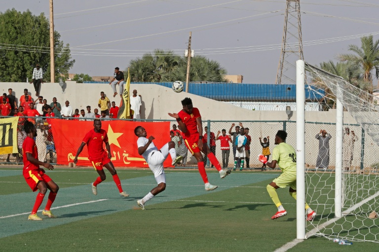 Des joueurs du club Al Merrikh (en rouge) contre un de leurs adversaires de l'équipe d'Ahli Madani, lors du match d'ouverture du championnat soudanais, le 15 mai 2026 à Khartoum