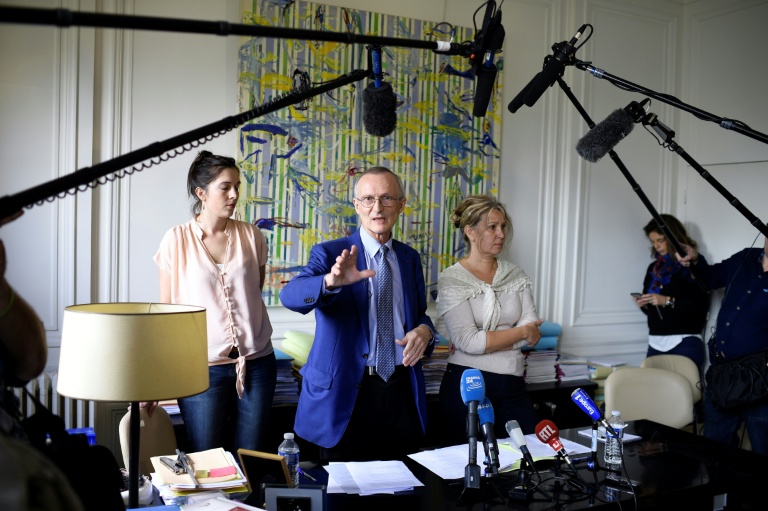 Patrick Baudouin (c), l'avocat des familles des moines de Tibhirine tués en 1996, lors d'une conférence de presse avec Marie Bonpain (g), nièce du moine Christophe Lebreton, et de Françoise Boëgeat, nièce du frère Paul Favre-Miville, le 23 octobre 2014 à Paris