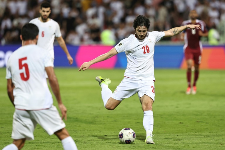 L'attaquant iranien Sardar Azmoun lors d'un match de qualifications pour la Coupe du monde 2026 entre l'Iran et le Qatar, au stade Rashid de Dubaï, le 15 octobre 2024