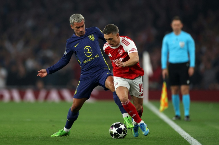 L'attaquant de l'Atlético Madrid Antoine Griezmann (en bleu) à la lutte avec le milieu de terrain belge d'Arsenal Leandro Trossard lors de la demi-finale de Ligue des champions mardi à l'Emirates Stadium de Londres.