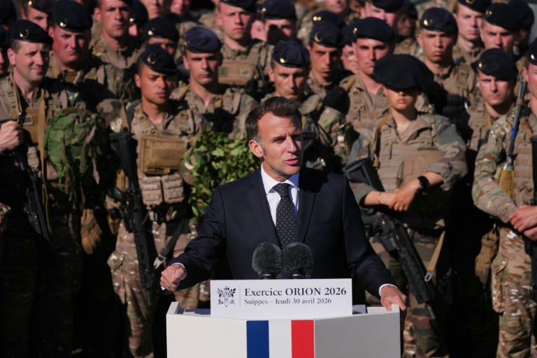 Le président Emmanuel Macron (c) prononce un discours lors des exercices militaires Orion 2026 à Suippes, le 30 avril 2026 dans la Marne