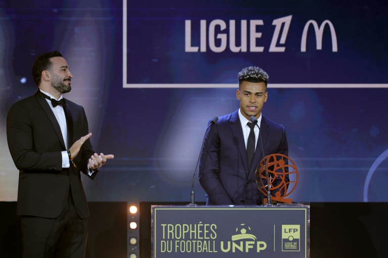 Desire Doue reçoit son trophée de meilleur jeune joueur du Championnat de France, le 11 mai 2026 à Paris