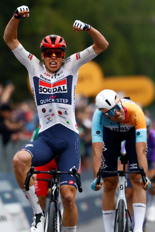 Le coureur français Paul Magnier, de l'équipe Soudal Quick-Step, exulte en franchissant la ligne d'arrivée pour remporter la 1re étape du Tour d'Italie 2026, entre Nessebar et Burgas, en Bulgarie, le 8 mai 2026