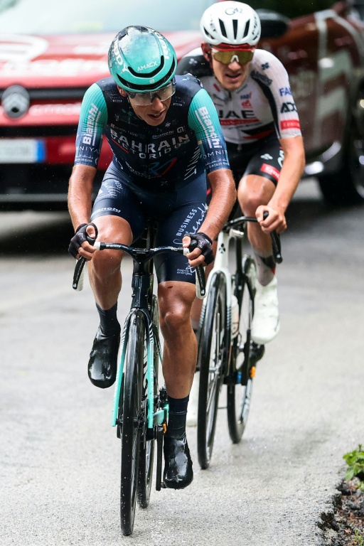 Le Portugais Afonso Eulalio (devant) et l'Espagnol Igor Arrieta lors de la 5e étape du Tour d'Italie entre Praia a Mare et Potenza le 13 mai 2026