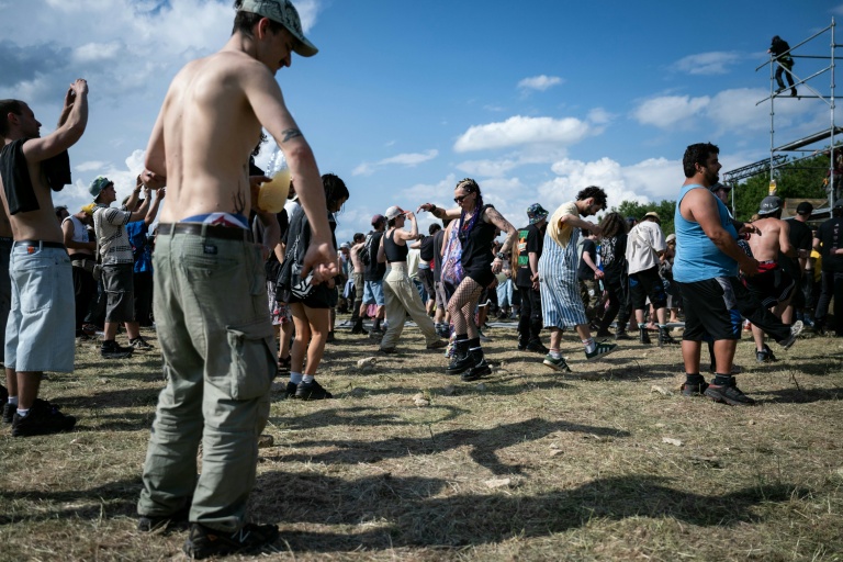 Des participants à une free party sur un site militaire à Cornusse, près de Bourges, le 1er mai 2026 dans le Cher