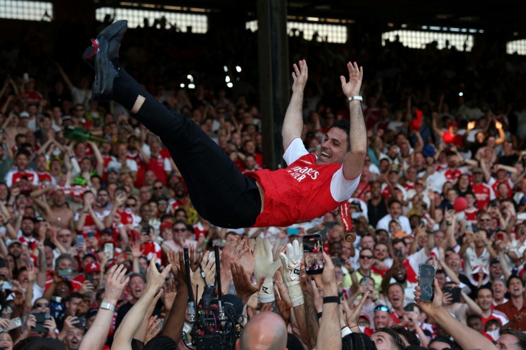 Arteta fêté par ses joueurs après leur titre de champion d'Angleterre, le premier pour Arsenal depuis 2004.
