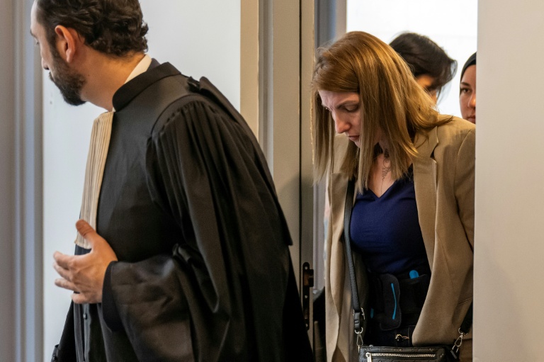 Laëtitia R arrive pour le procès de son ex-compagnon Guillaume B, devant le tribunal des Alpes-de-Haute-Provence à Digne-les-Bains, le 18 mai 2026