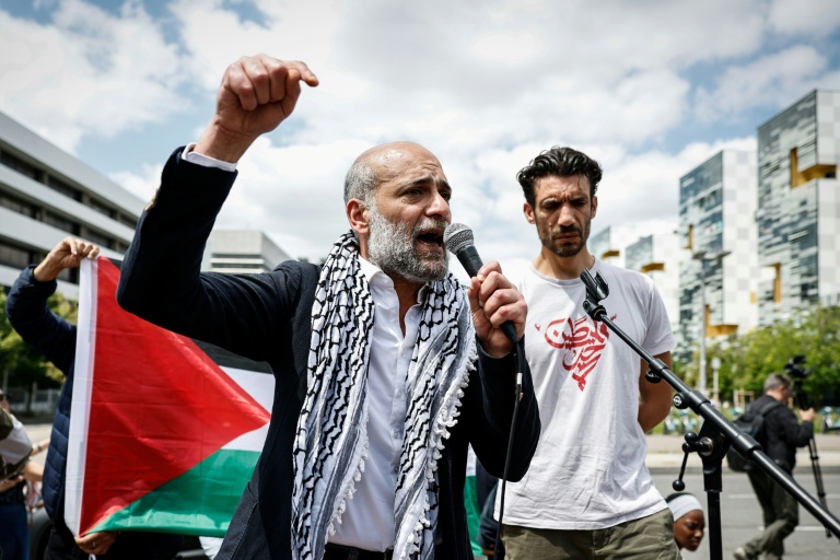 Le militant palestinien Ramy Shaath , menacé d'expulsion, devant le tribunal de Nanterre, le 21 mai 2026 dans les Hauts-de-Seine