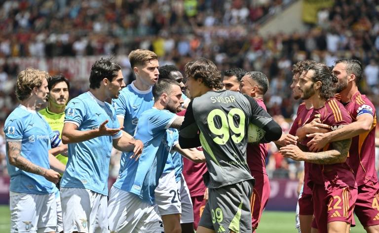 Le gardien de but de l'AS Rome Mile Svilar face à l'attaquant de la Lazio Matteo Cancellieri durant le match de la 37e journée du Championnat d'Italie le 17 mai 2026 au Stade olympique