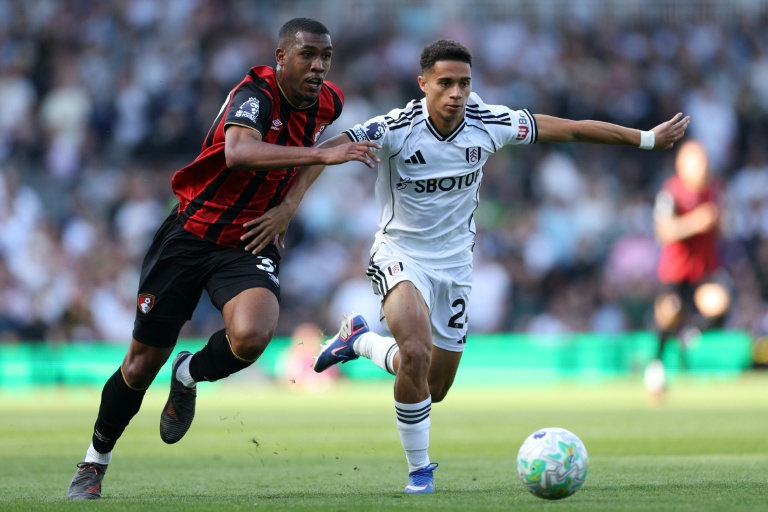 Le milieu brésilien de Bournemouth Rayan (à gauche), buteur face à Fulham lors du match de Premier League à  Craven Cottage (LOndres) le 9 mai 2026