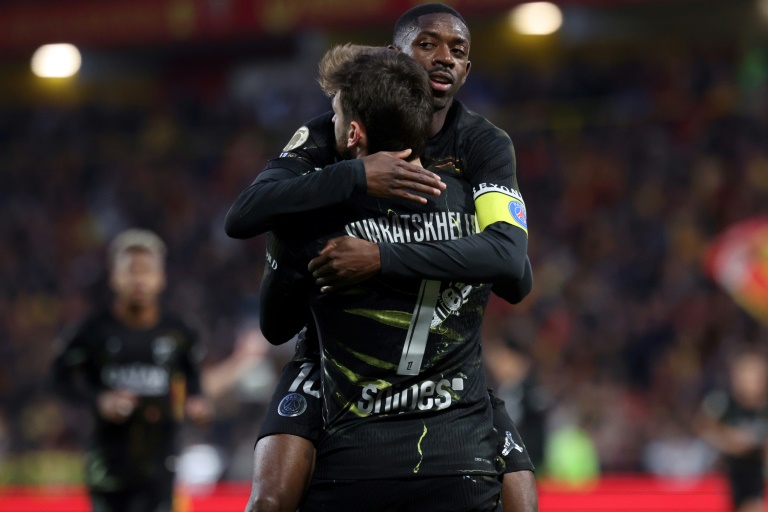 Les Parisiens Khvicha Kvaratskhelia (de dos) et Ousmane Dembélé se congratulent le 13 mai 2026 à Lens en France