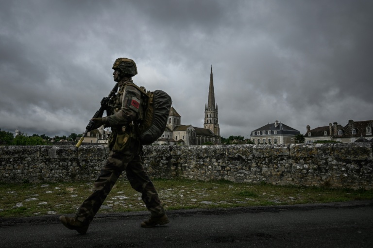 Un membre du 2e régiment étranger de parachutistes (2e REP) de la Légion étrangère prend part à l'exercice LIBECCIU 2026 à Saint-Savin, dans la Vienne, le 17 mai 2026