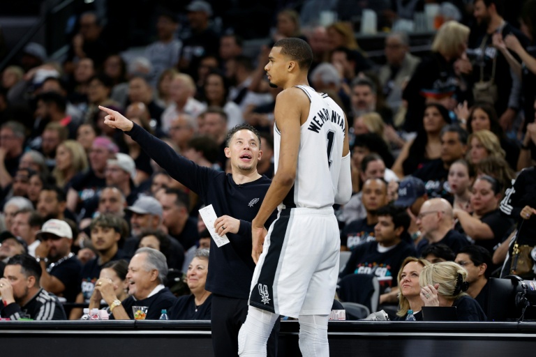 Victor Wembanyama avec son coach des San Antonio Spurs Mitch Johnson durant le match 3 de demi-finales de conférence ouest contre les Minnesota Timberwolves dimanche.