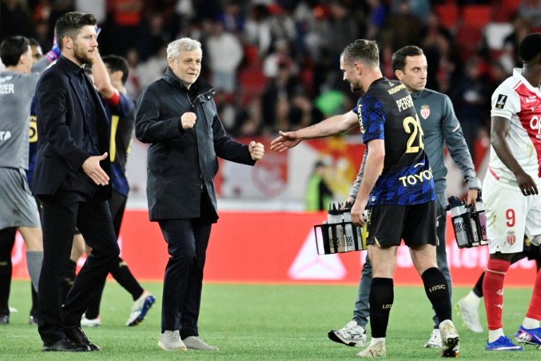 Bruno Genesio (2e en partant de la gauche) célèbre la victoire de son équipe à Monaco, le 10 mai 2026